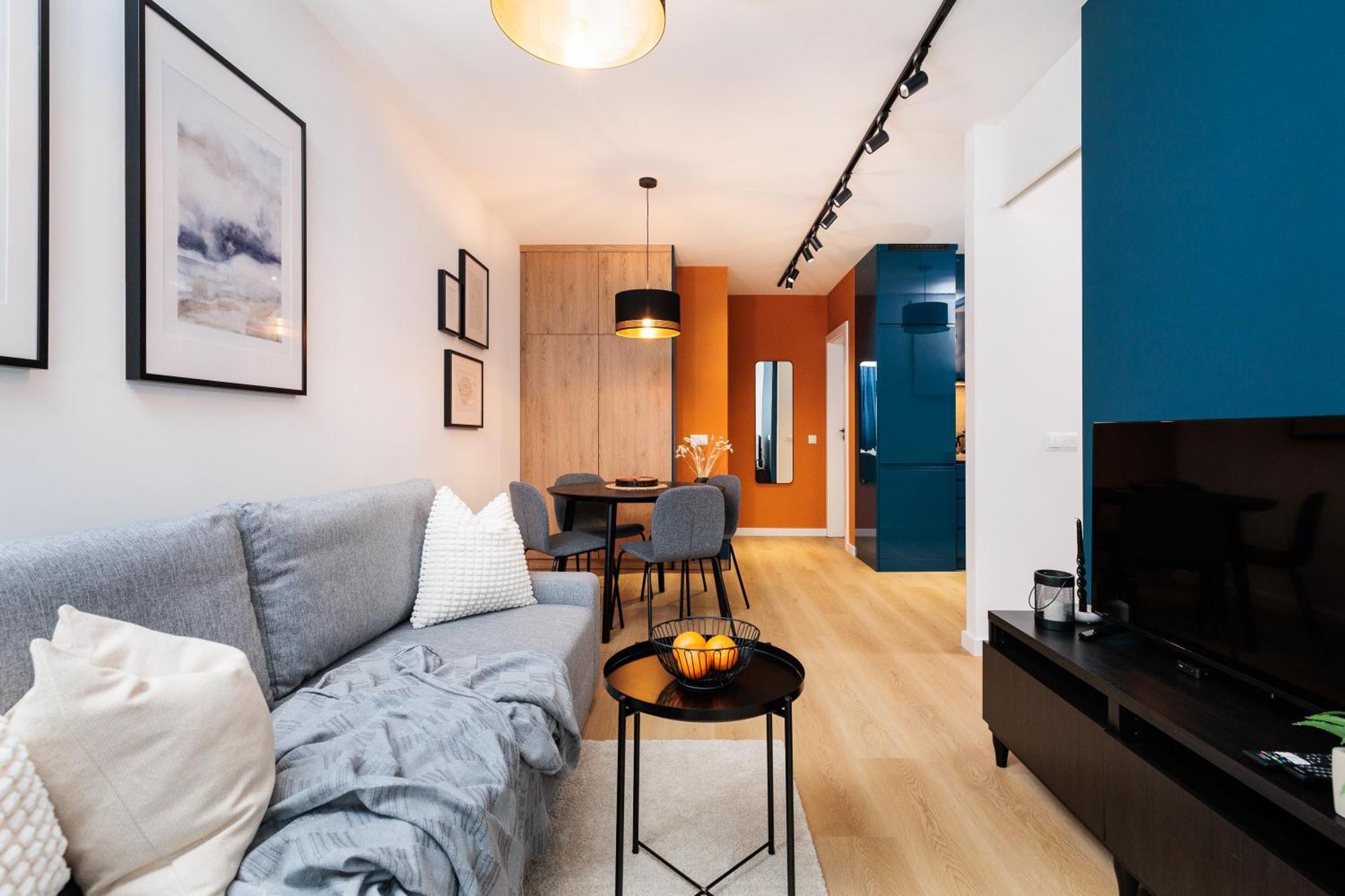 Colorful - By Upstairs Апартаменти